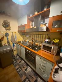 Cucina intera con aggiunta lavastoviglie e frigo