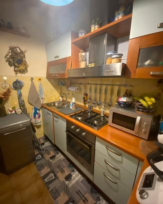 Cucina intera con aggiunta lavastoviglie e frigo