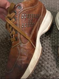 Hogan in pelle e borchie