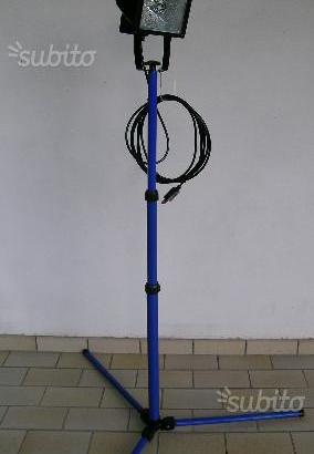 Faro Alogeno con Treppiede per Cantiere