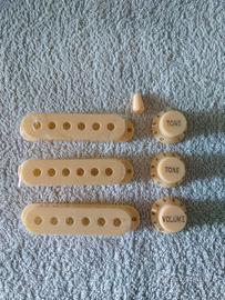 Set manopole e copri pickup Stratocaster