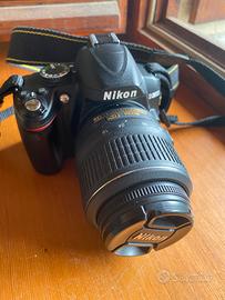 Nikon D3000, con obiettivo e borsa da viaggio
