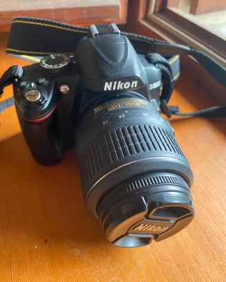 Nikon D3000, con obiettivo e borsa da viaggio