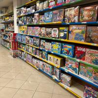 Stock scaffali negozio + isole bifacciali banchi