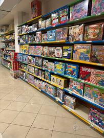 Stock scaffali negozio + isole bifacciali banchi