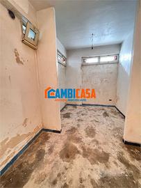 Via Felice Cavallotti - Ampia cantina con wc