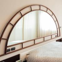 Specchio a forma di mezza sfera