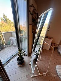 Specchio da terra KNAPPER IKEA con appendiabiti
