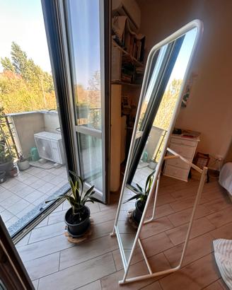 Specchio da terra KNAPPER IKEA con appendiabiti
