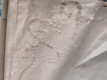 Lenzuolo matrimoniale  con ricami a intaglio 