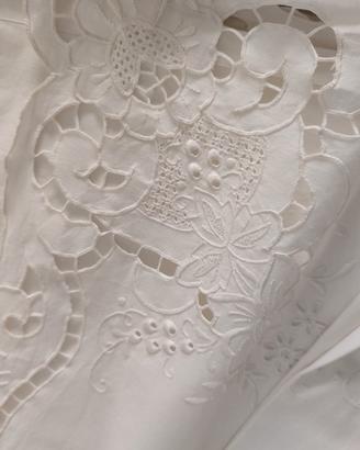 Lenzuolo matrimoniale  con ricami a intaglio 