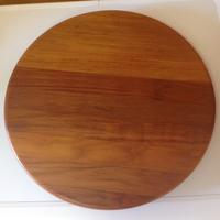 Vassoio/tagliere girevole in legno massello.
