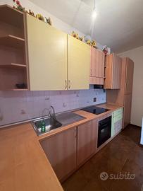 Cucina con elettrodomestici inclusi