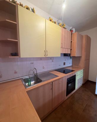 Cucina con elettrodomestici inclusi