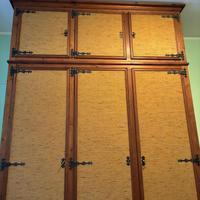 Armadio in legno massello stile rustico