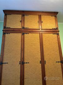 Armadio in legno massello stile rustico