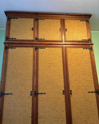 Armadio in legno massello stile rustico