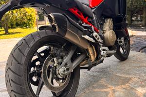 multistrada v4s con valigie e scarico completo