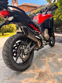 multistrada v4s con valigie e scarico completo