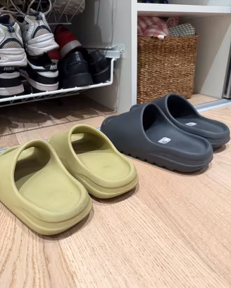 Yeezy slide Adidas