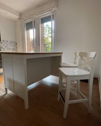 Isola Ikea + sgabelli bar con schinale