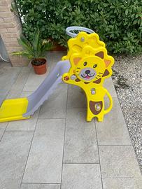 Scivolo con pallacanestro per bambini