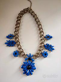 Collana con fiori blu
