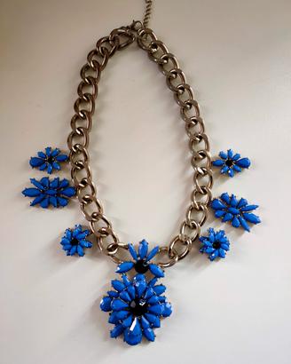 Collana con fiori blu