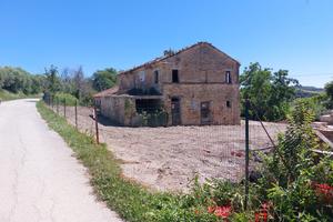 Casa Colonica con Capannone e Terreno