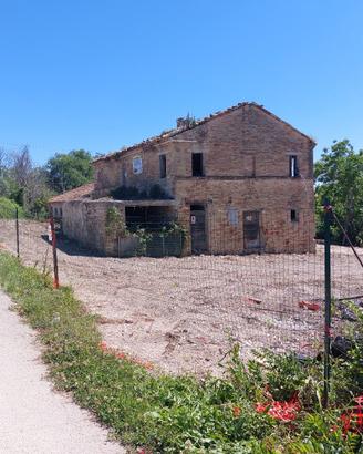 Casa Colonica con Capannone e Terreno