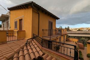 Casa indipendente con grande giardino