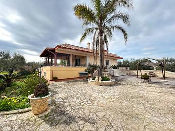 Giovinazzo Villa con ampio giardino , box auto e t