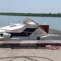 Rio cabinato con fuoribordo