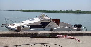 Rio cabinato con fuoribordo