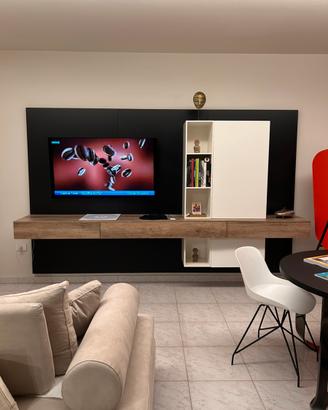 PARETE ATTREZZATA TV – SOGGIORNO