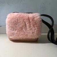 Borsa a tracolla in pelliccia rosa