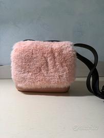 Borsa a tracolla in pelliccia rosa