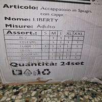 accappatoio in spugna con cappuccio,€7