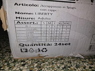 accappatoio in spugna con cappuccio,€7