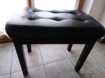 Sedia regolabile per pianoforte.