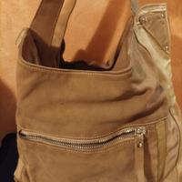 Borsa in pelle scamosciata colore beige .