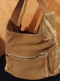 Borsa in pelle scamosciata colore beige .