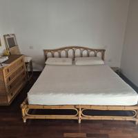 Letto matrimoniale con comò in giunco