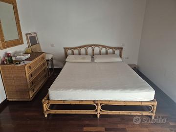 Letto matrimoniale con comò in giunco