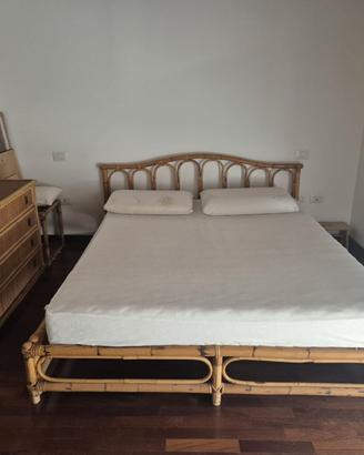 Letto matrimoniale con comò in giunco