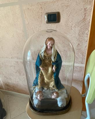 Campana ovale con statua della Madonna