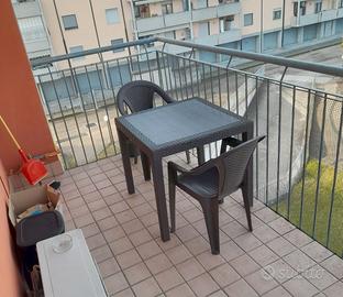 Tavolo con due sedie 40€