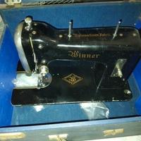 macchina da cucire vintage del marchio "Winner". 