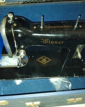 macchina da cucire vintage del marchio "Winner". 