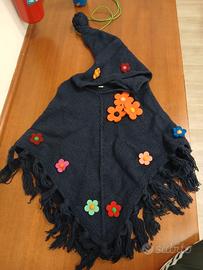 Poncho con cappuccio a punta e frange